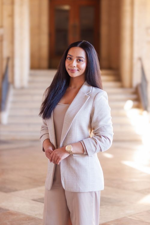 Hi, my name is Yumna!