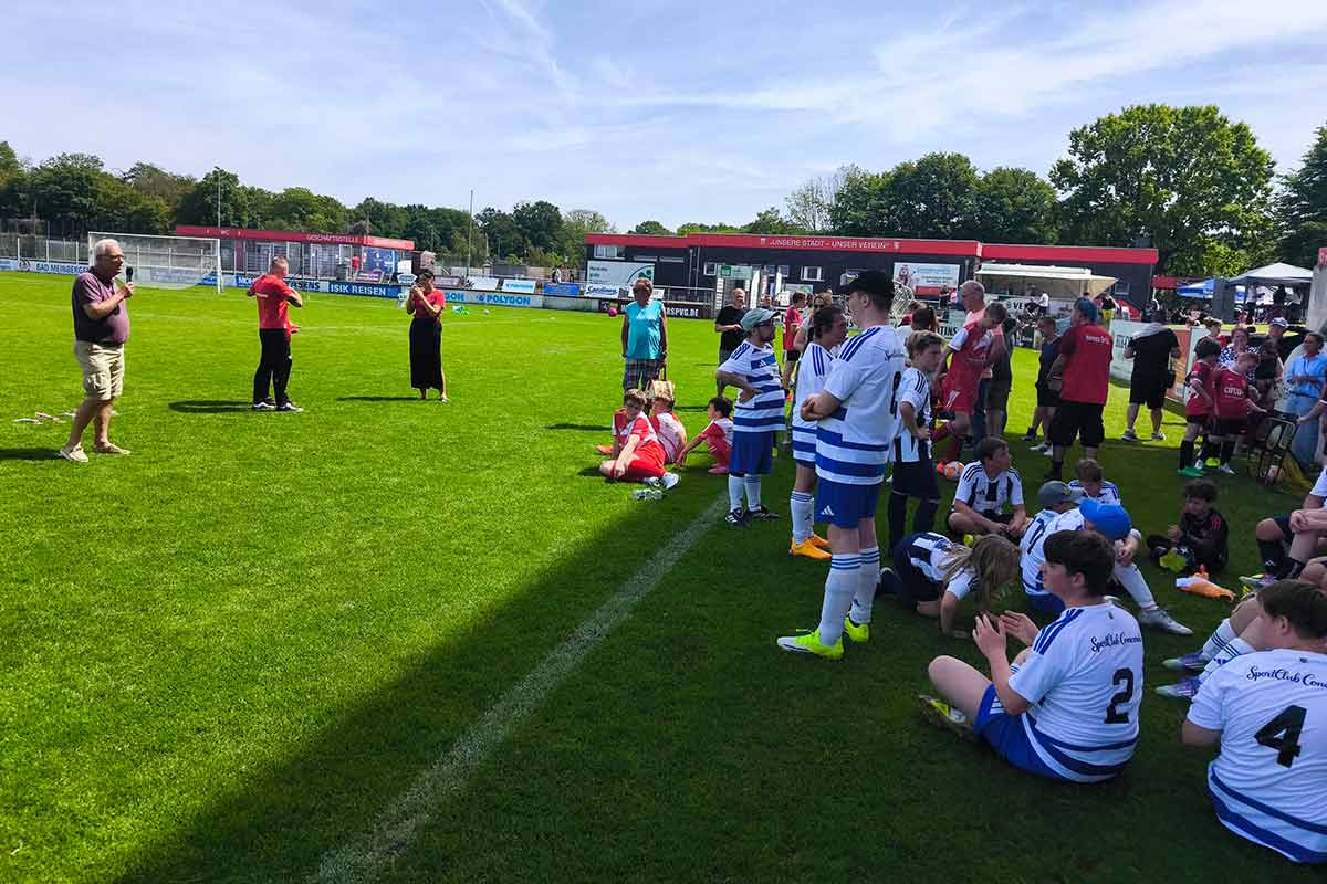 Begrüßung der Teams an einem sonnigen Tag