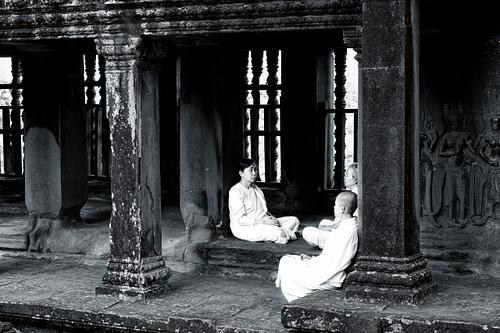 Portrait de femmes en méditation dans le temple d'Angkor au Cambodge