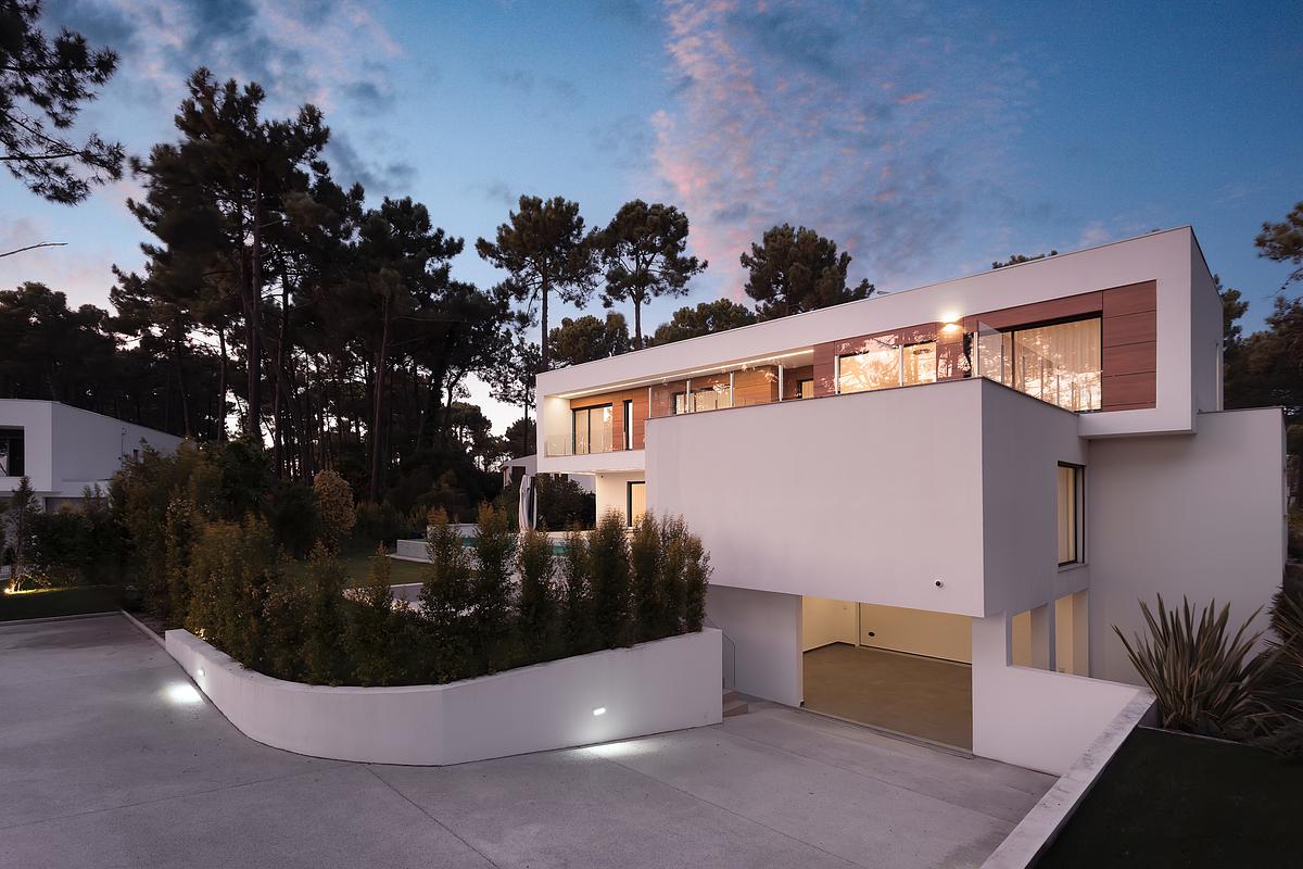Fotografia noturna de moradia contempor&acirc;nea na Herdade da Aroeira com ilumina&ccedil;&atilde;o arquitet&oacute;nica