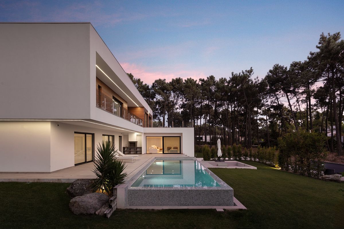 Fotografia noturna de moradia contempor&acirc;nea na Herdade da Aroeira com ilumina&ccedil;&atilde;o arquitet&oacute;nica