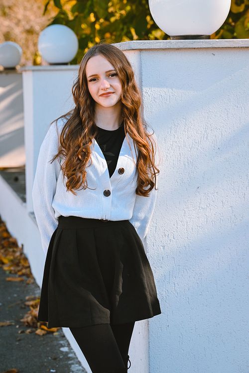 portret feminin cu expresie naturală și lumină soft