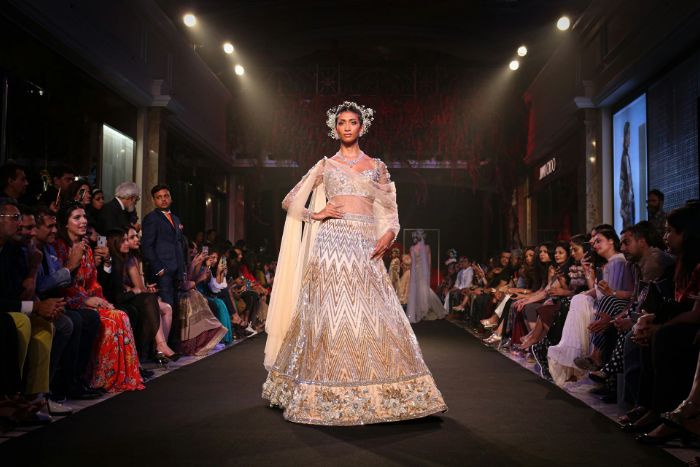 Imagen de una pequeña modelo en un desfile de moda.