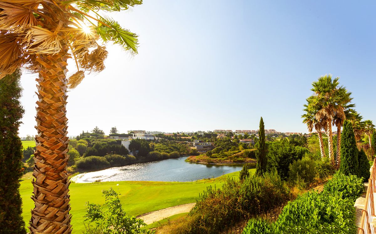 Vista sobre os campos de golfe do Belas Clube de Campo &ndash; fotografia de paisagem e arquitetura