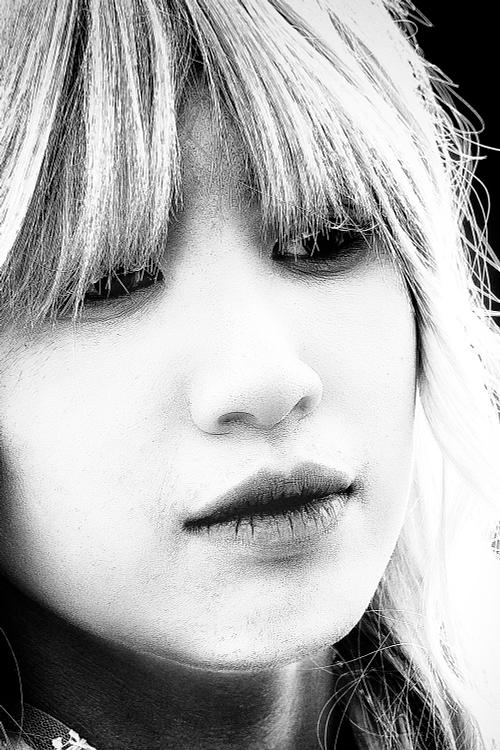 Portrait d'une jeune femme prise en photo de rue à Hanoï au Vietnam