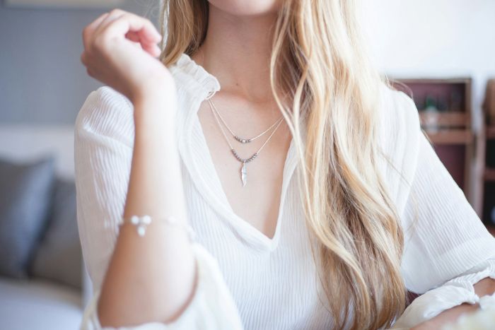 immagine di una donna che mostra i suoi gioielli