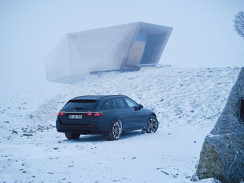 Mercedes Benz E-Klasse T-Model im verschneiten Gebirge.