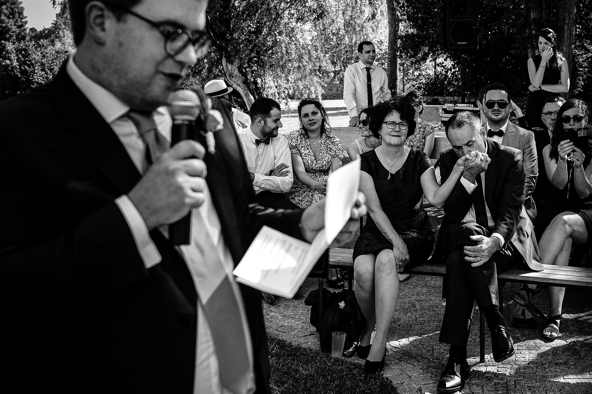 Parents du mari&eacute; qui s'embrassent pendant son discours captur&eacute; par S&eacute;bastien CLAVEL photographe de Mariage &agrave; Lyon et Gen&egrave;ve