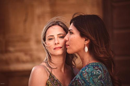 "coppia romantica per le strade di Alghero"