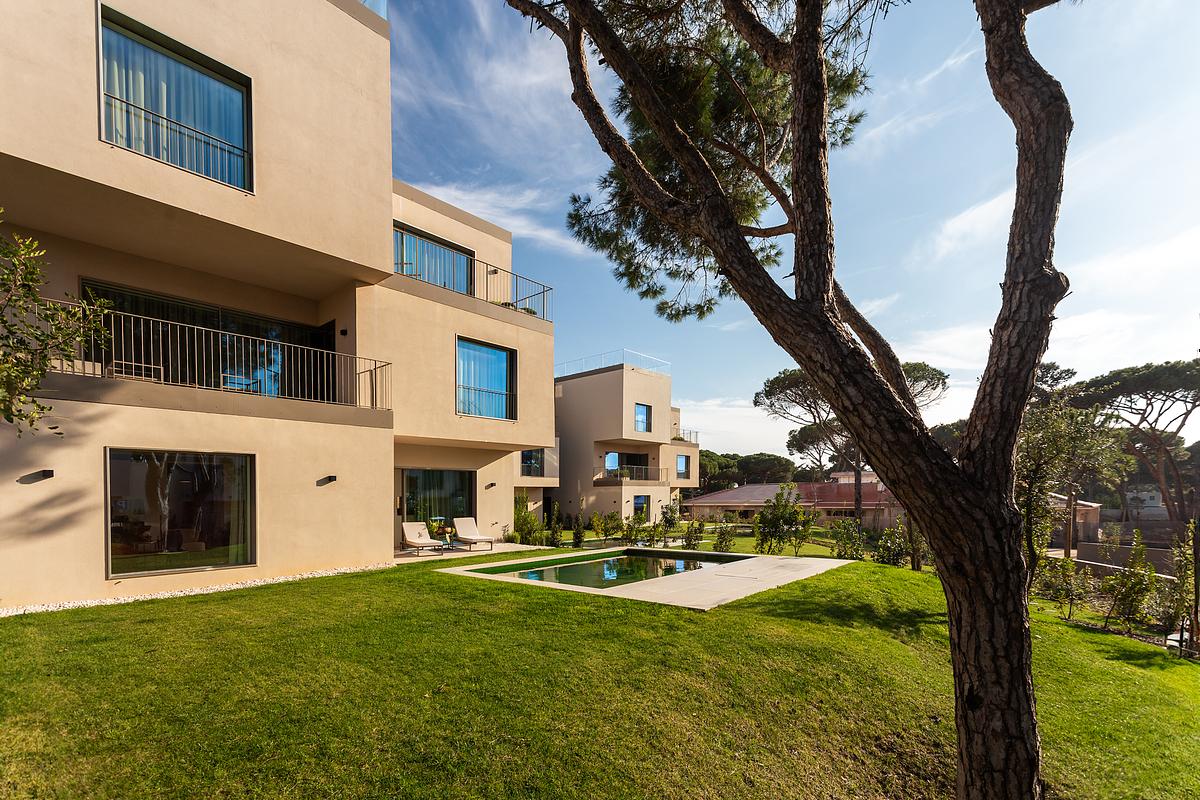 Fotografia de arquitectura destacando a volumetria dos edif&iacute;cios do Marinha Prime em Cascais