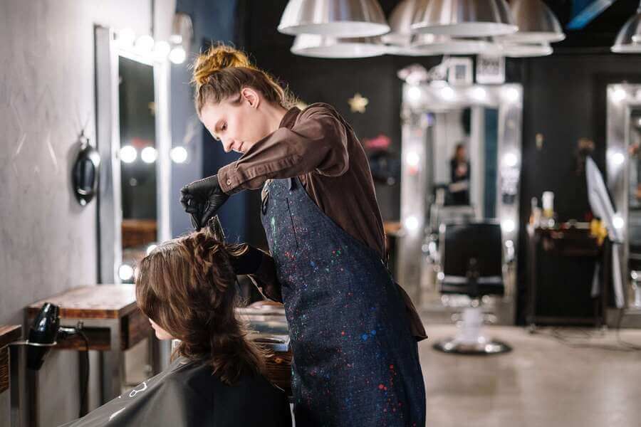 Haarstylist werkt met een model