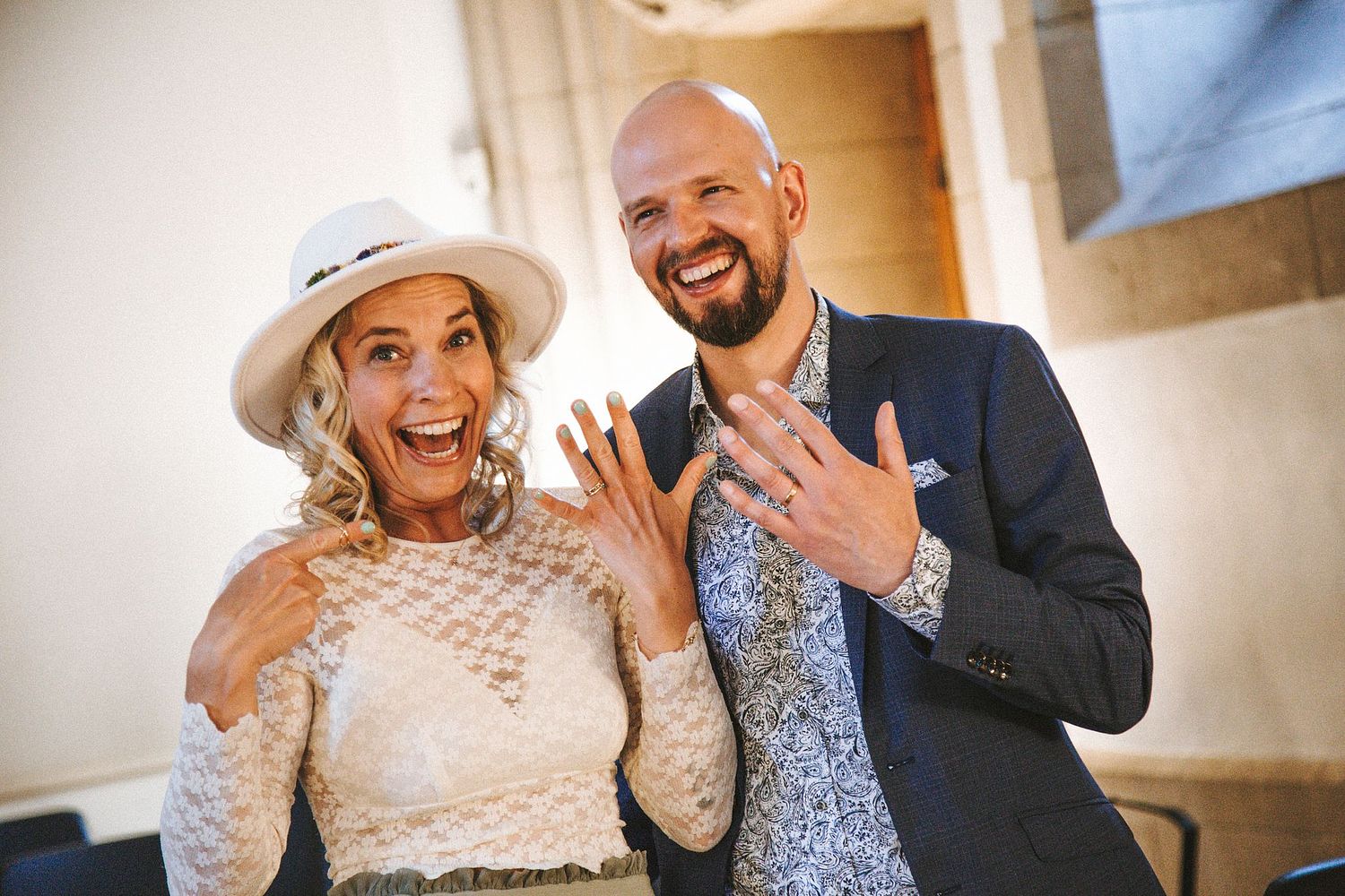 Gl&uuml;ckliches Brautpaar zeigt die Eheringe nach der standesamtlichen Trauung in K&ouml;ln &ndash; Standesamt-Fotografie.