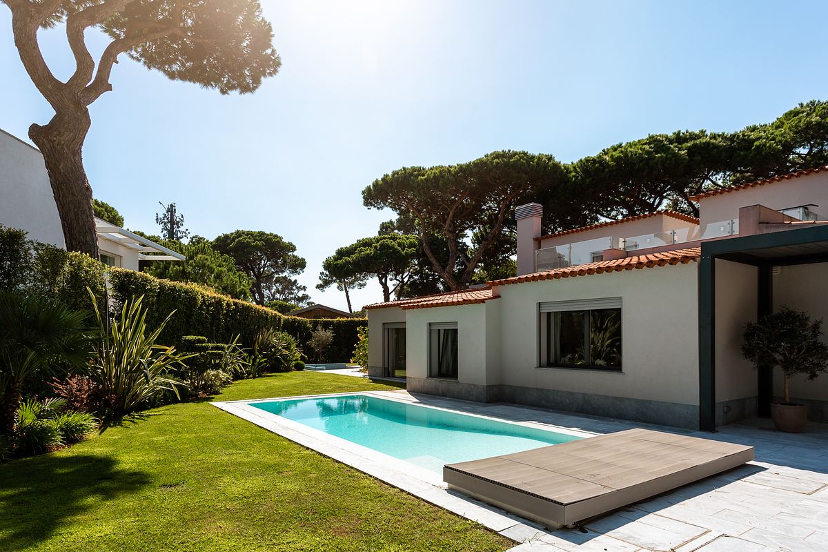 Piscina de moradia V3 na Quinta da Marinha em Cascais integrada no jardim privado