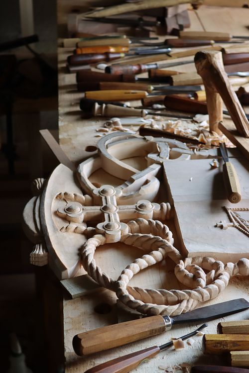 good shot of the carving in raking light