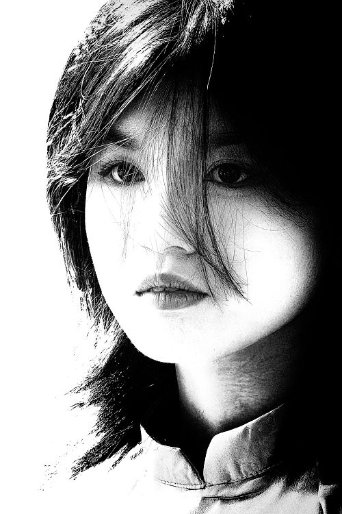 Portrait d'une jeune femme prise en photo de rue à Hanoï au Vietnam