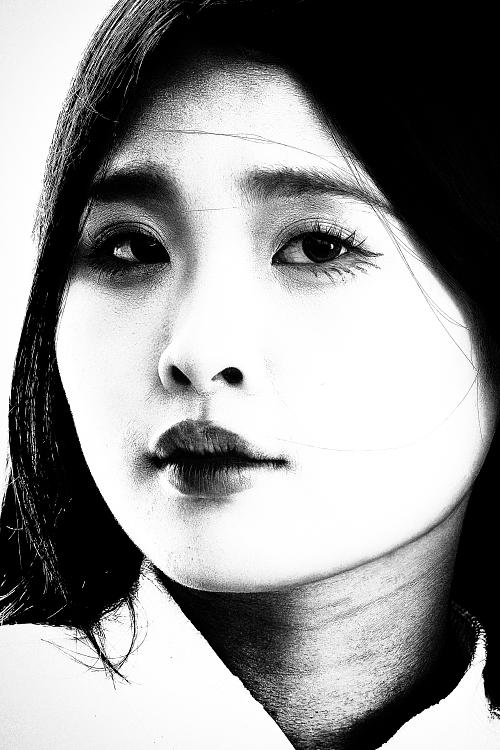 Portrait d'une jeune femme prise en photo de rue à Hanoï au Vietnam