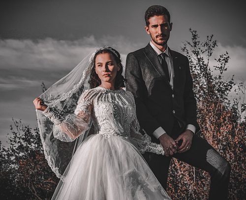 Portret cinematic de nuntă cu mire și mireasă, fotografie artistică realizată de RPP Visuals, stil elegant și editorial