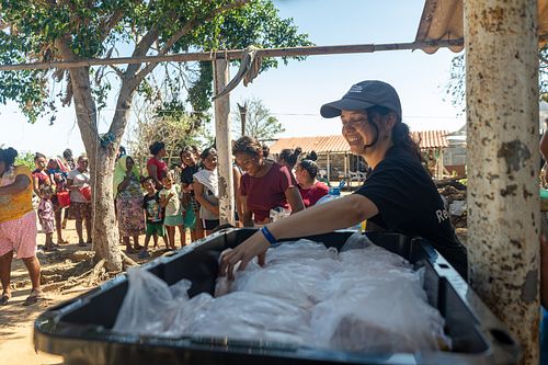 Meal distribution line organized by World Central Kitchen in Acapulco — documentary photography by David Andrade