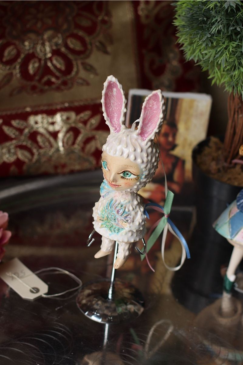 Mini sculpture, bunny with flowers