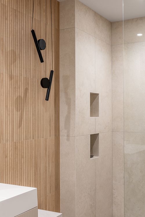 Design detail in minimalist bathroom showcasing clean lines and subtle textures &ndash; Columna project