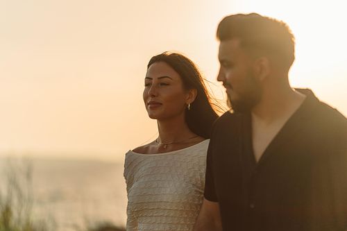 coppia innamorata controluce portoscuso al tramonto