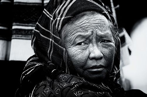 Portrait d'une femme pris en photo de rue à Sapa au Vietnam