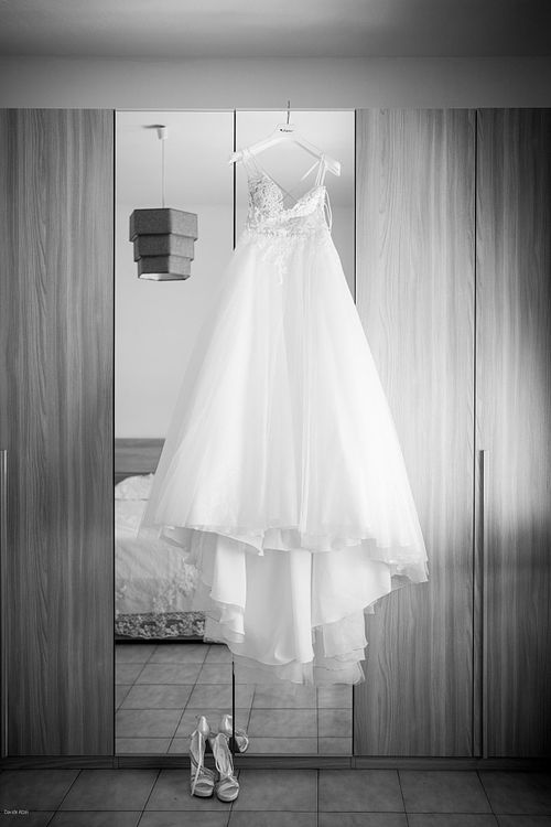 "Abito dia sposa appeso"