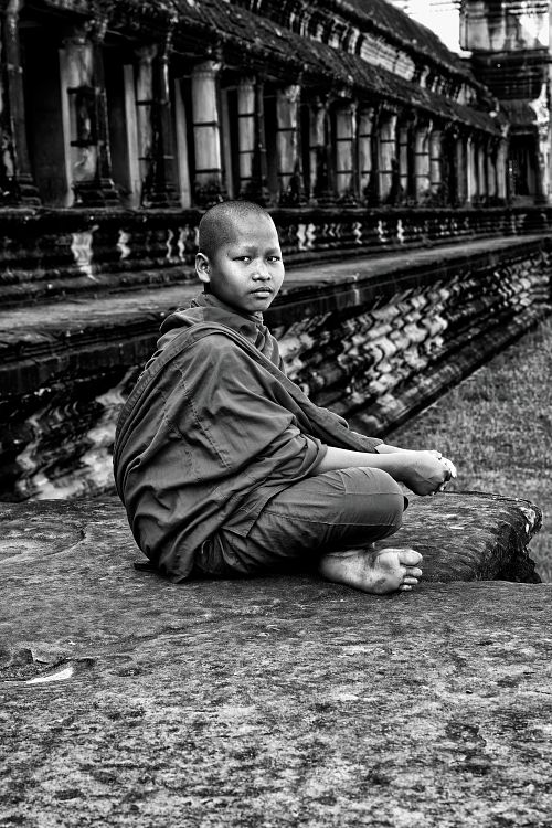 Portrait d'un jeune bonze en recueillement dans le temple d'Angkor au Cambodge
