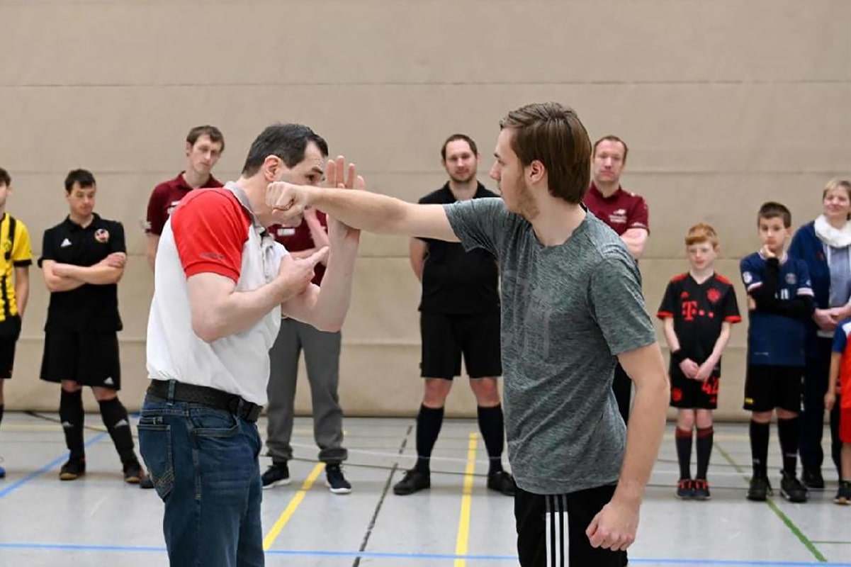 Abbildung zeigt: Auch beim Selbstverteidigungskurs haben die Spielerinnen und Spieler der Ibbenbürener Kickers viel Spaß