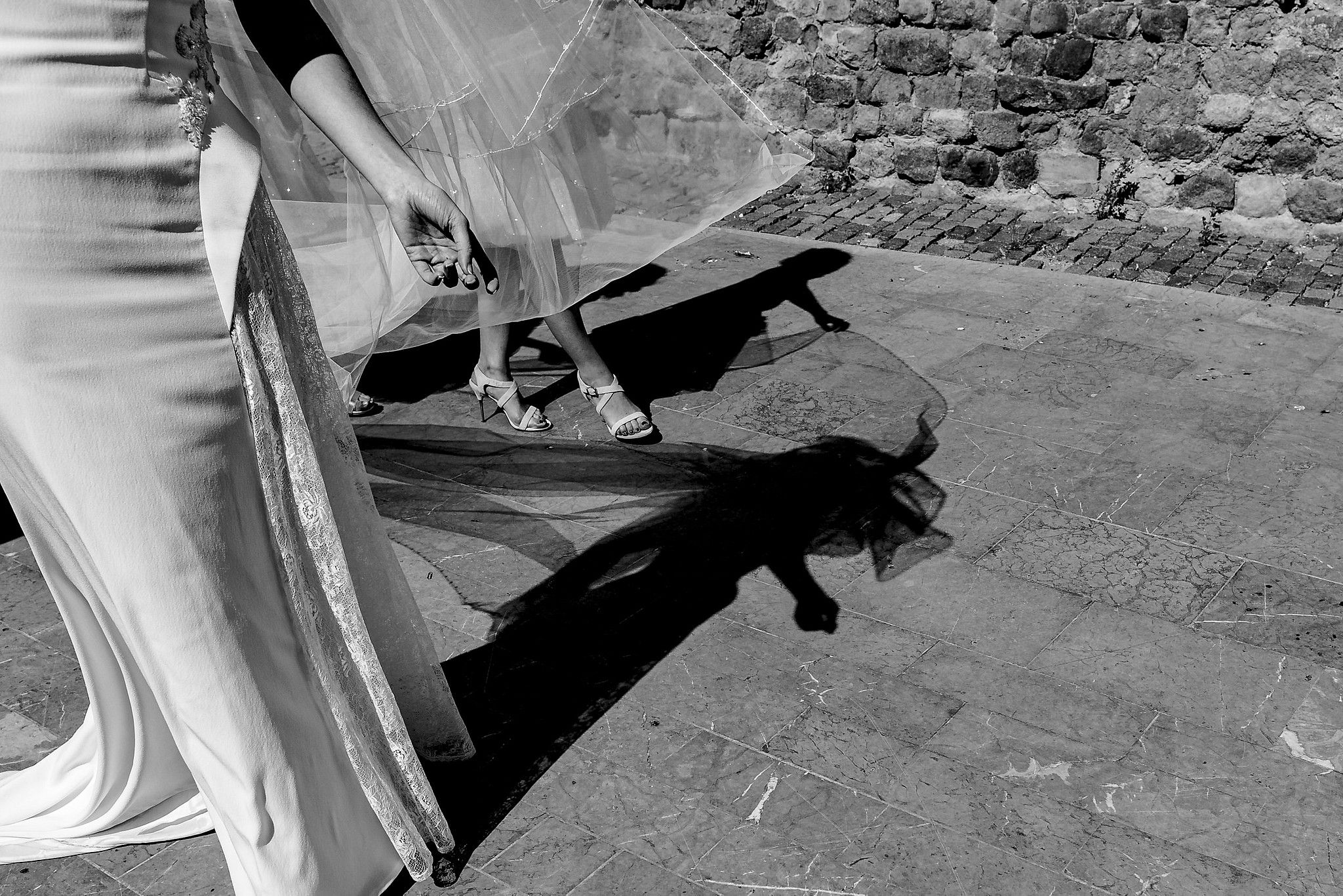 Ombre de la robe la mari&eacute;e qui marche en plein soleil dans le sud de la France captur&eacute; par S&eacute;bastien CLAVEL photographe de Mariage &agrave; Lyon et Gen&egrave;ve