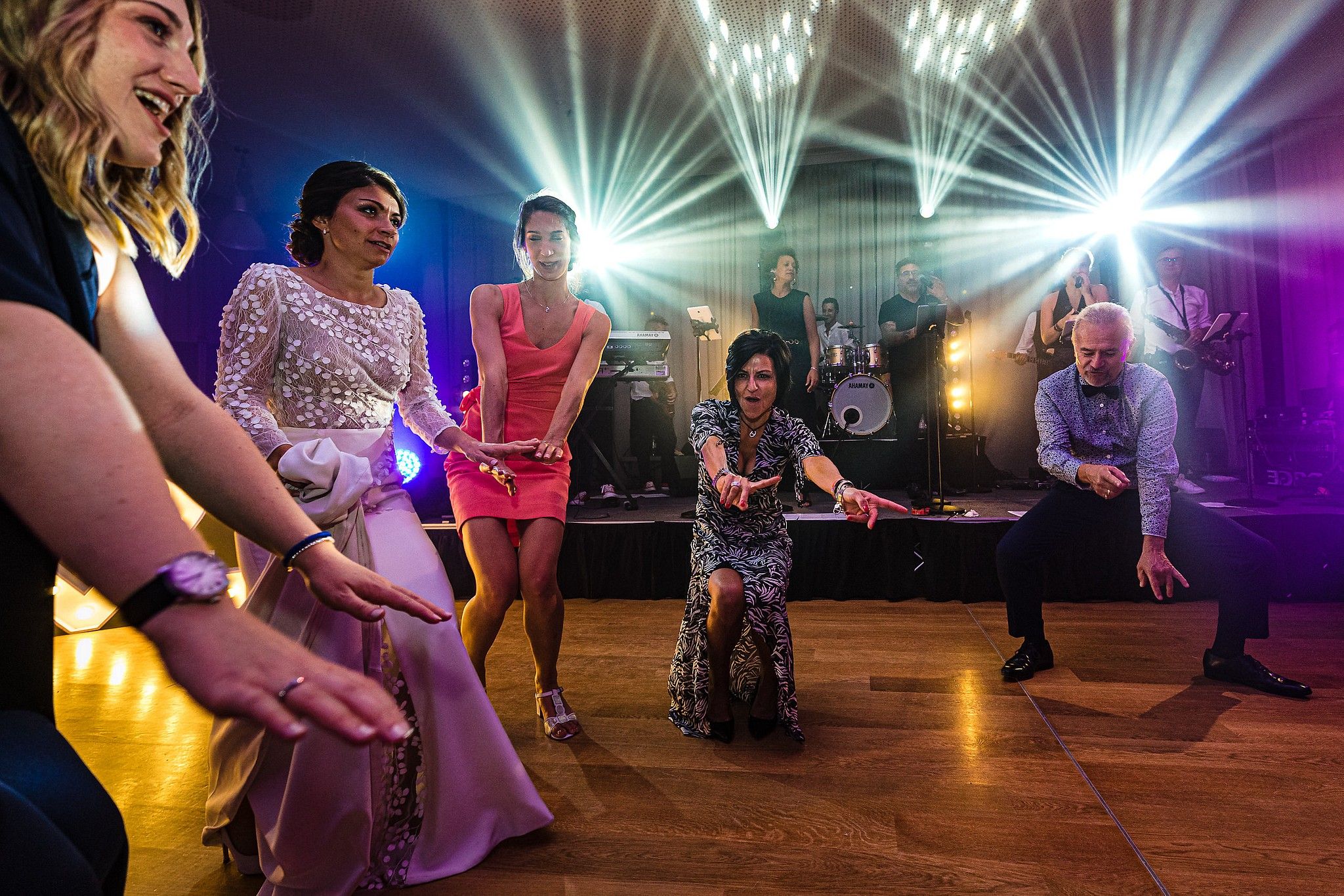 Invit&eacute;s et la mari&eacute;e qui dansent pendant la soir&eacute;e captur&eacute; par S&eacute;bastien CLAVEL photographe de Mariage &agrave; Lyon et Gen&egrave;ve