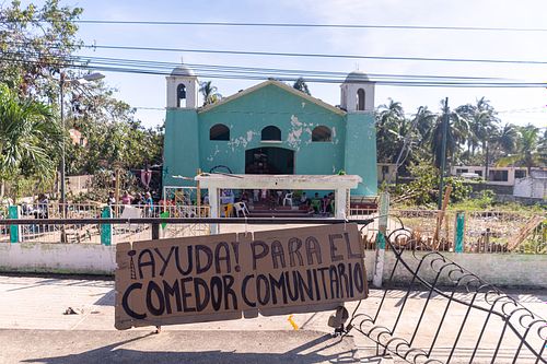 Volunteers at work during World Central Kitchen relief efforts in Acapulco — photojournalism by David Andrade