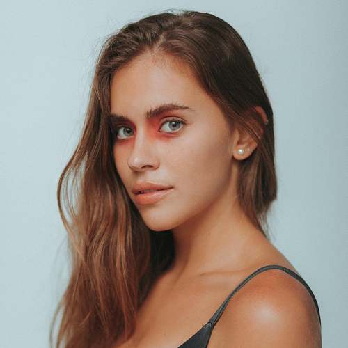 Hello, I am Sara. A fashion designer based in London