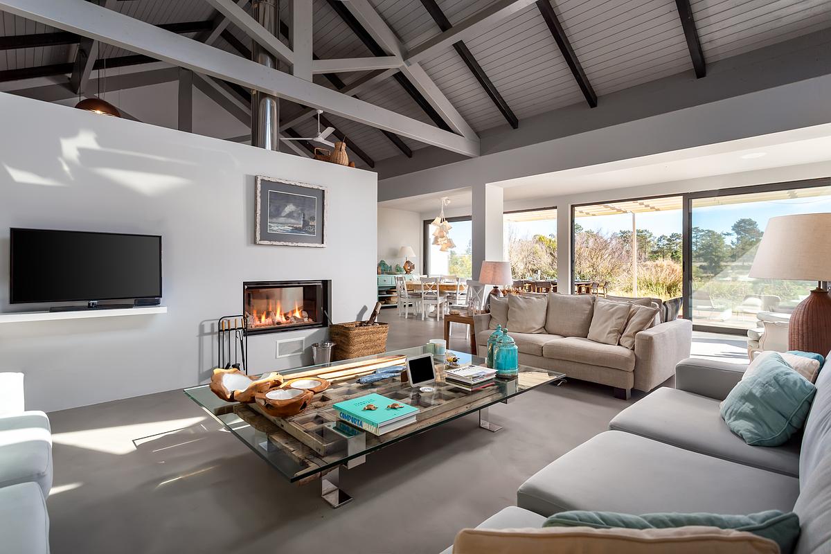 Fotografia de interiores de moradia T3 na Comporta com luz natural e homestaging