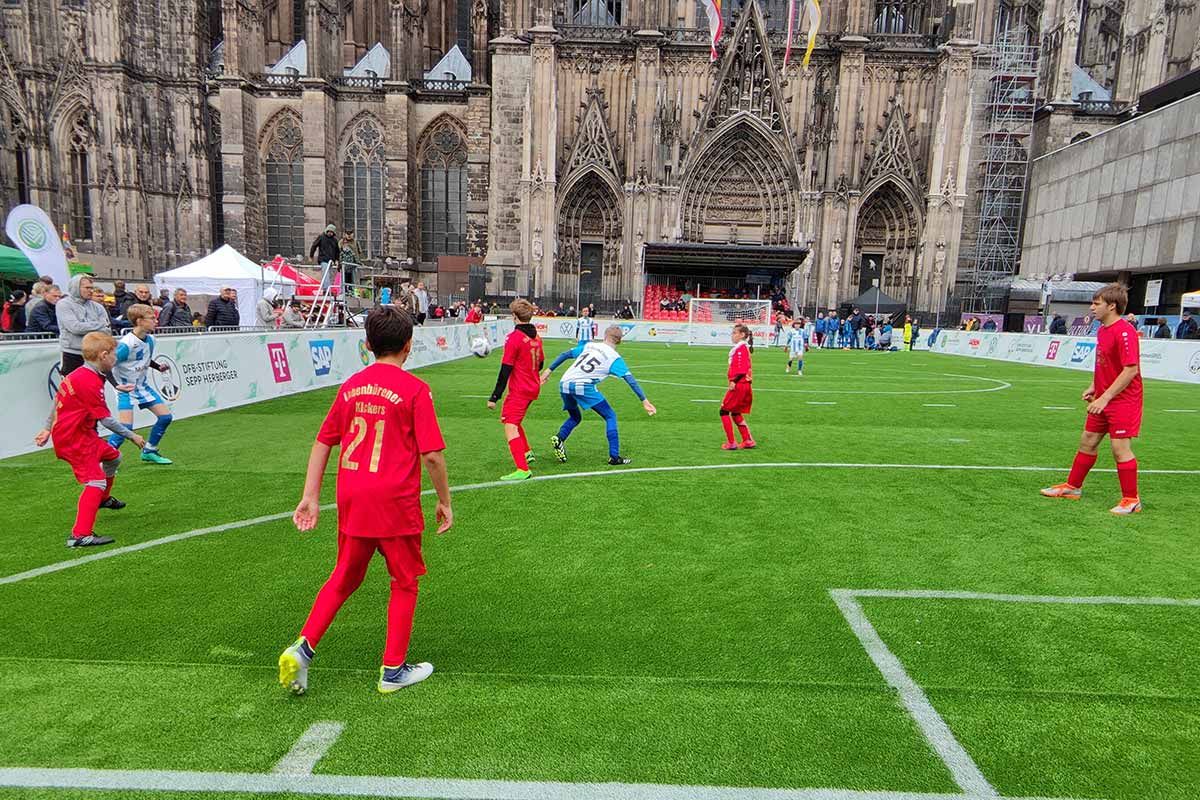 Fußballspiel vor dem Kölner Dom