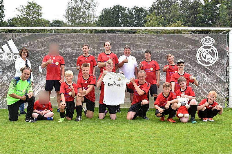 Real Madrid überreicht Ibbenbürener Kickers ein signiertes Toni Kroos Trikot