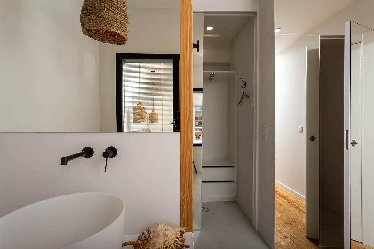 Casa de banho de apartamento T2 na Guia em Cascais com materiais contempor&acirc;neos e ilumina&ccedil;&atilde;o equilibrada