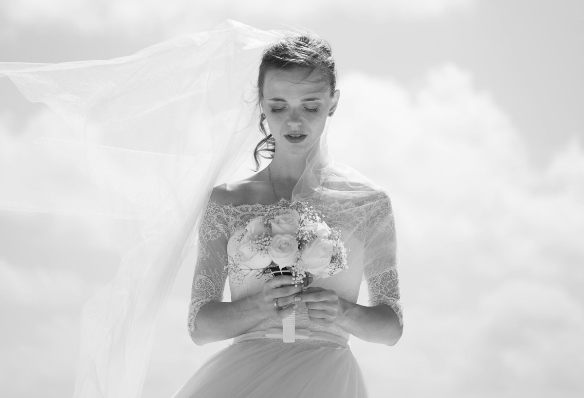 photo d'une mariée en robe blanche