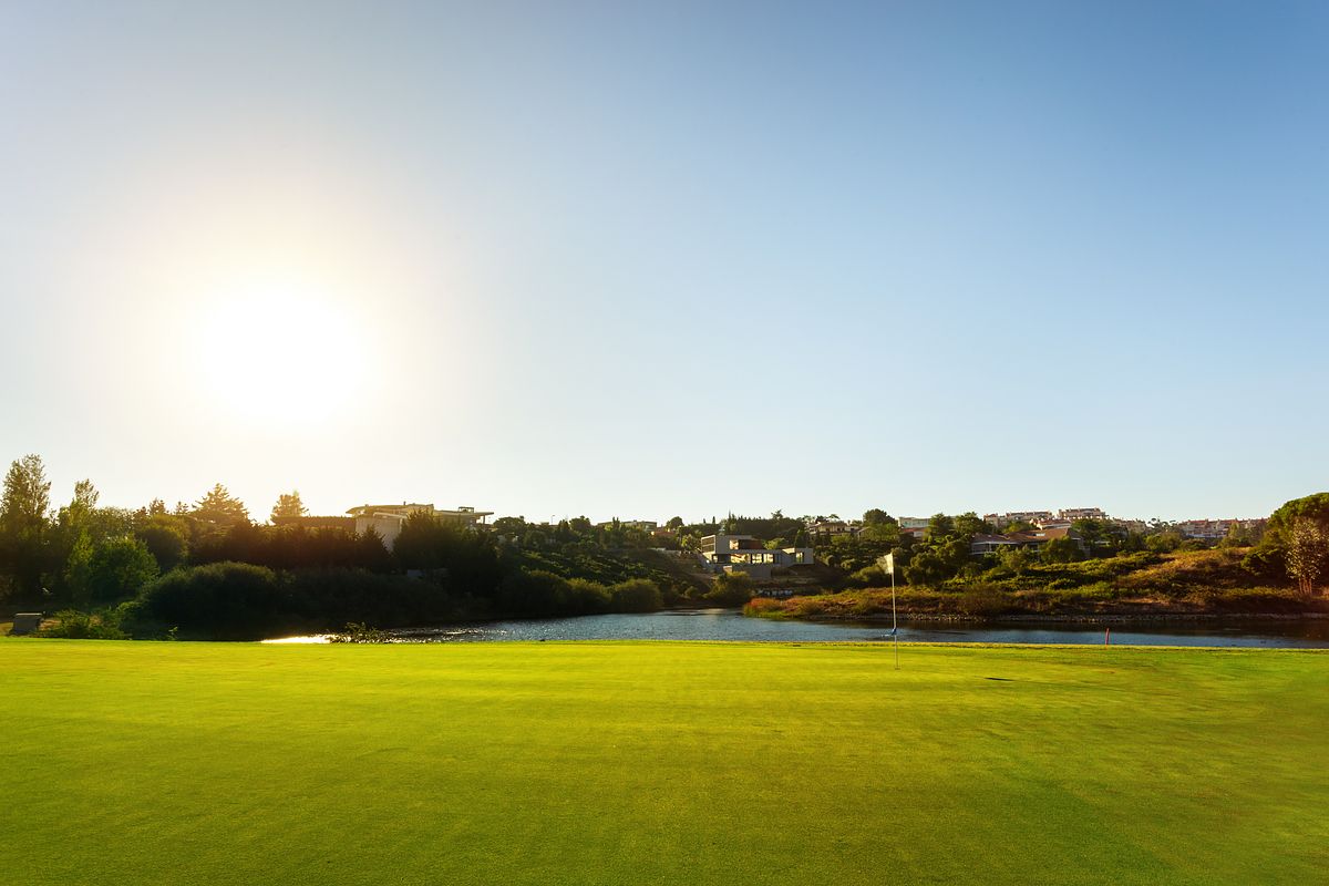 Vista sobre os campos de golfe do Belas Clube de Campo &ndash; fotografia de paisagem e arquitetura