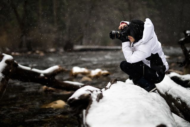 fotograaf die foto's maakt tijdens de sneeuw