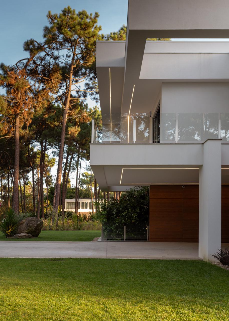 Fotografia de moradia contempor&acirc;nea na Herdade da Aroeira ao p&ocirc;r do sol