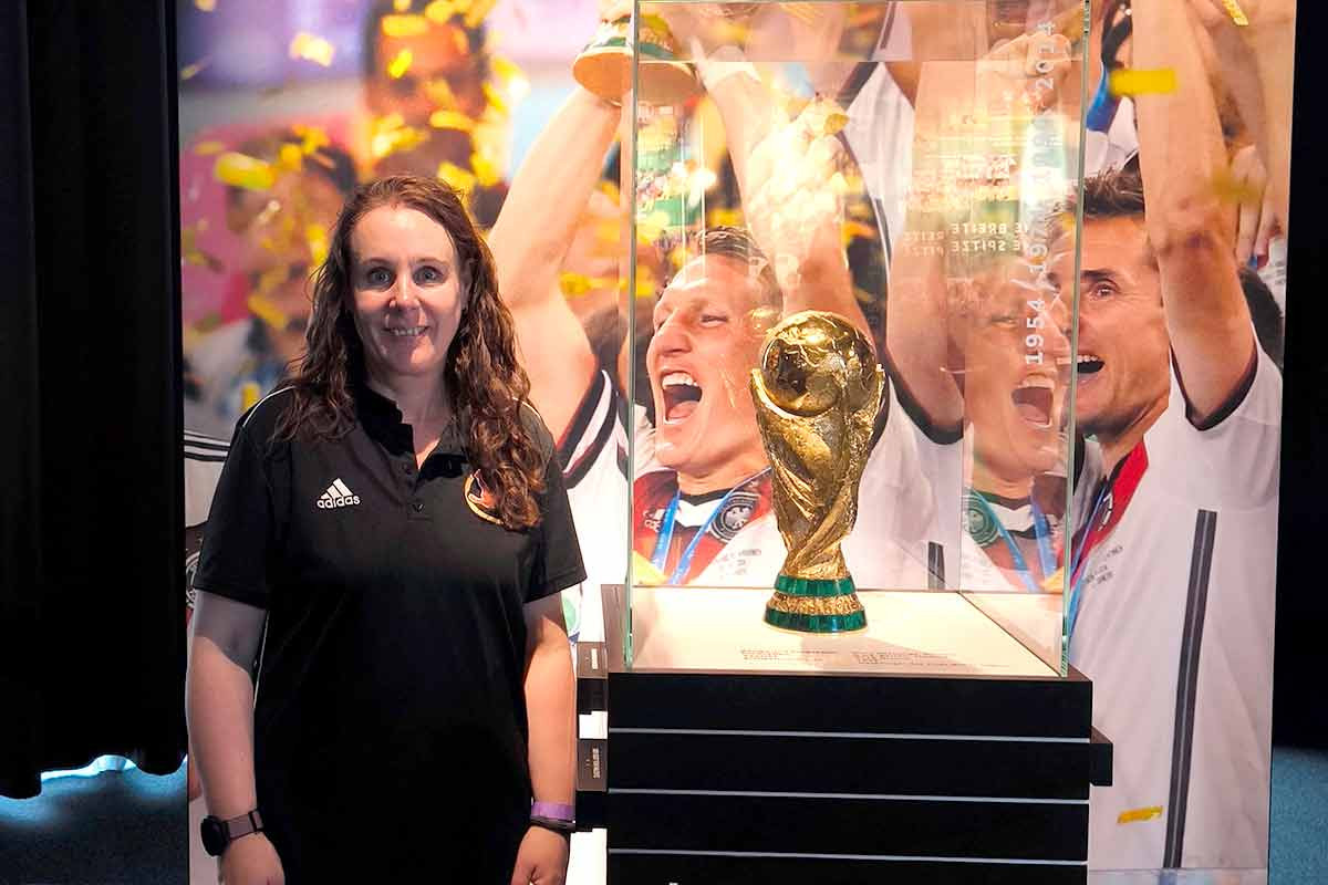 Begeisterte Spieler fotografieren den WM-Pokal auf dem DFB-Campus.