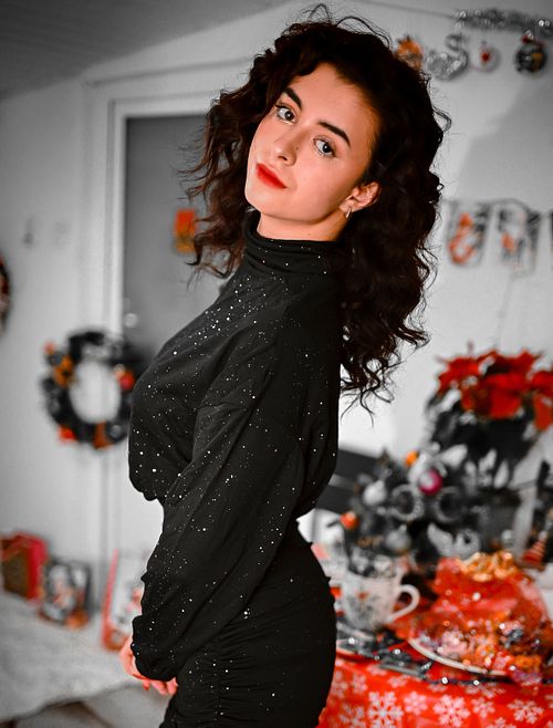 portret feminin cinematic cu lumină caldă și fundal decorativ