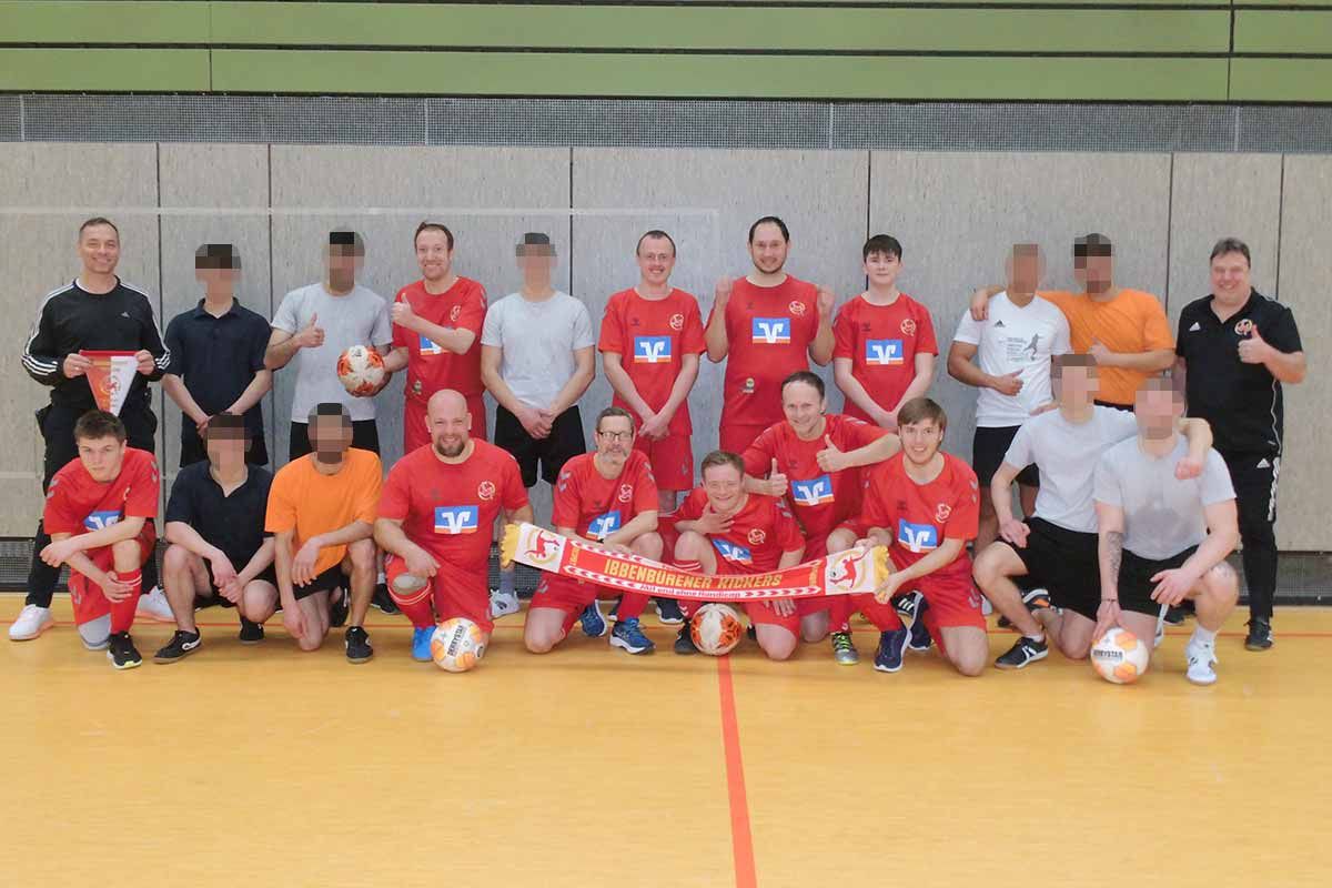 Abbildung zeigt: Gemeinsames Training in der Jugendanstalt Hameln - Spieler und Häftlinge auf dem Platz.