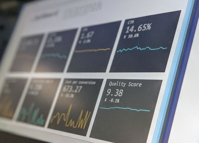 Dashboard di reporting dei dati sullo schermo di un laptop.