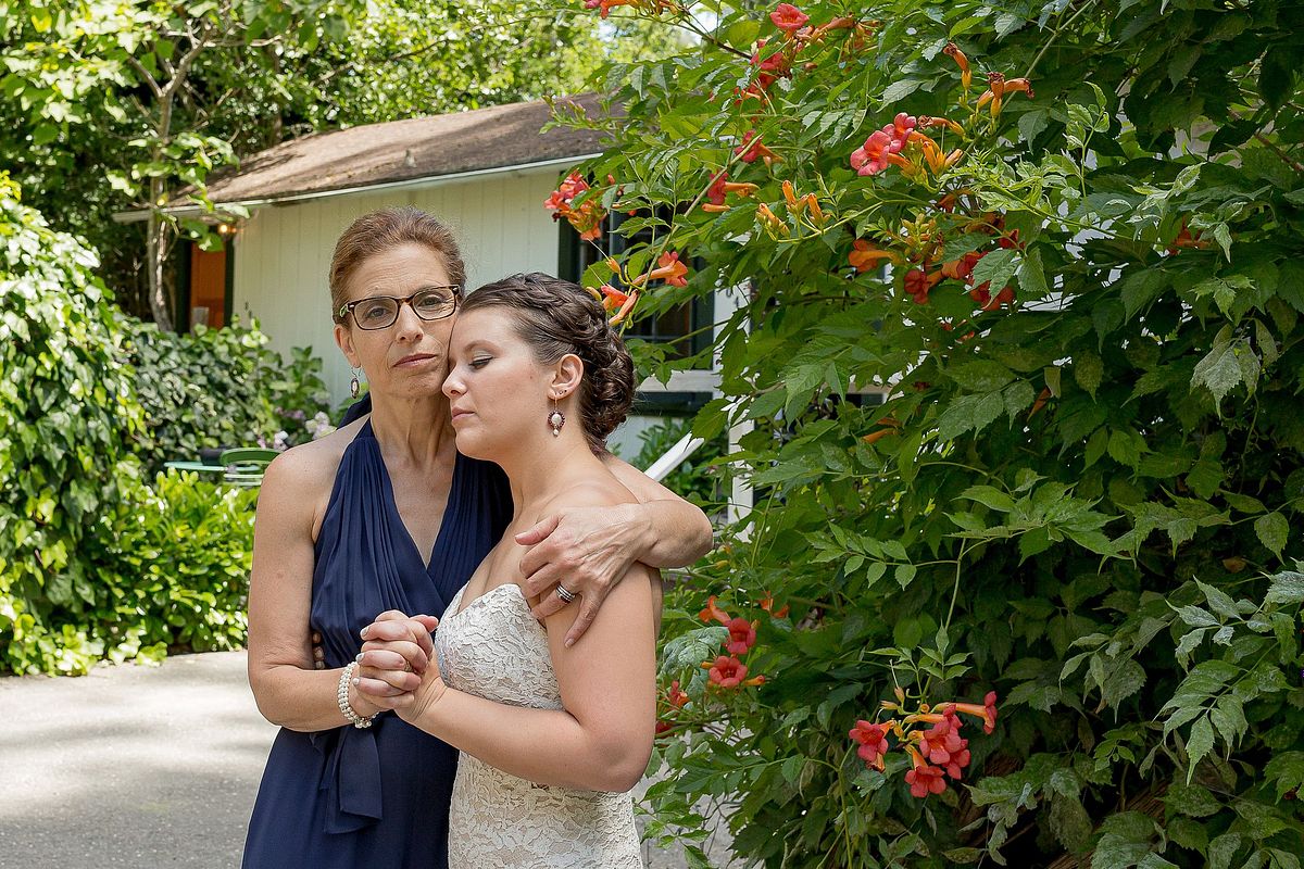 bride-with-her-mother