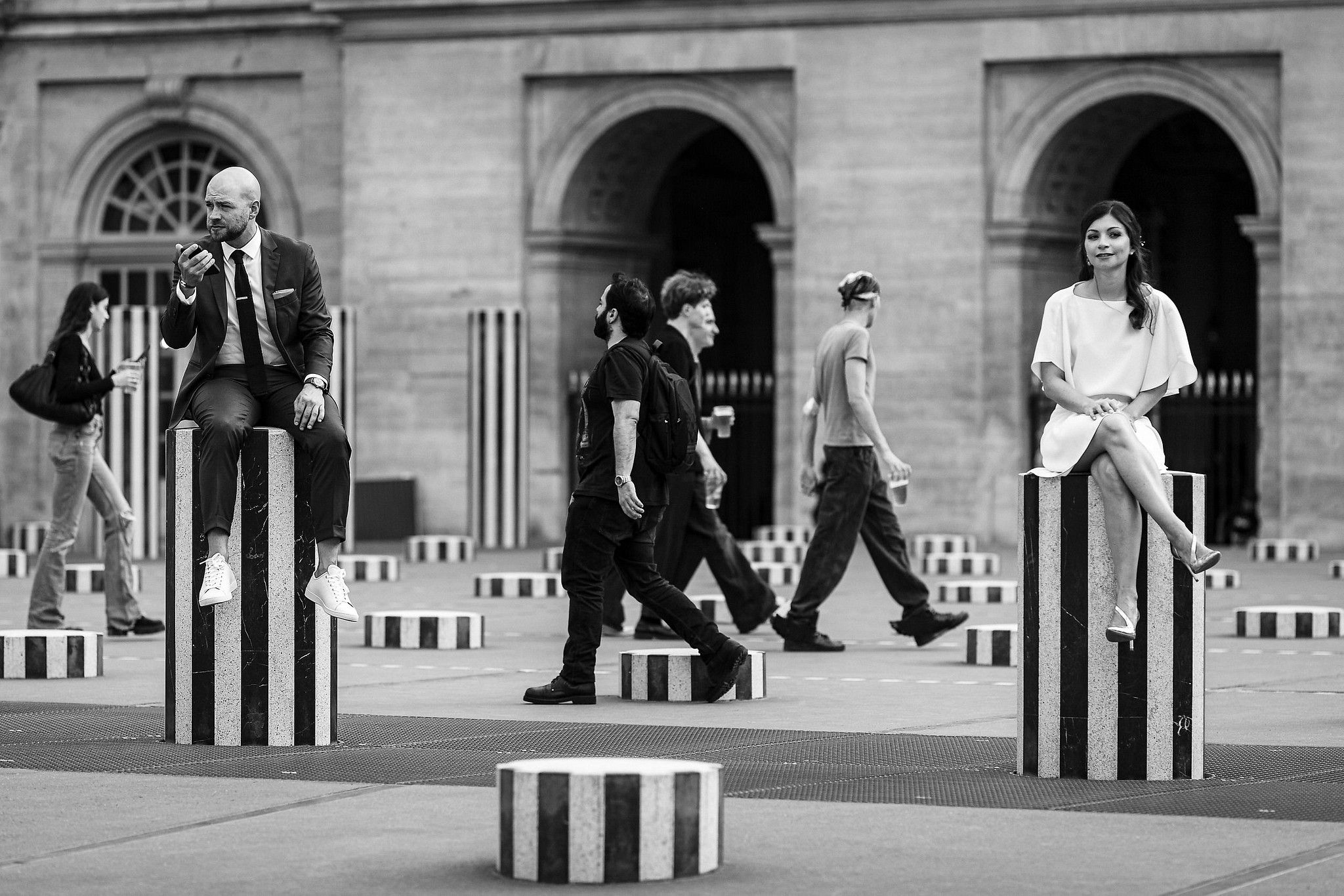 Portrait de Mari&eacute;s &agrave; Paris sur les fameuses colonnes de Buren captur&eacute; par S&eacute;bastien CLAVEL photographe de Mariage &agrave; Lyon et Gen&egrave;ve