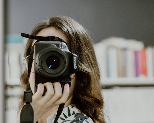 Hi, I'm Laura Lewis. A Portrait Photographer based in New York.