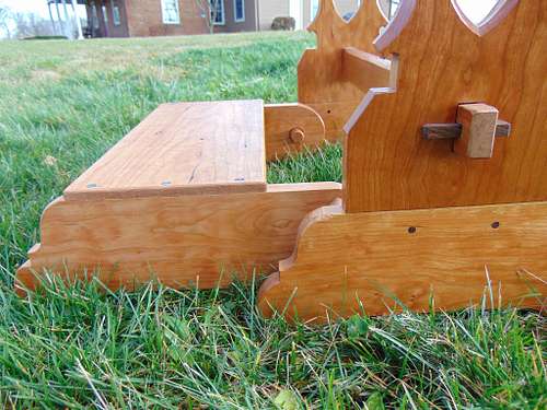 Folding kneeler detail