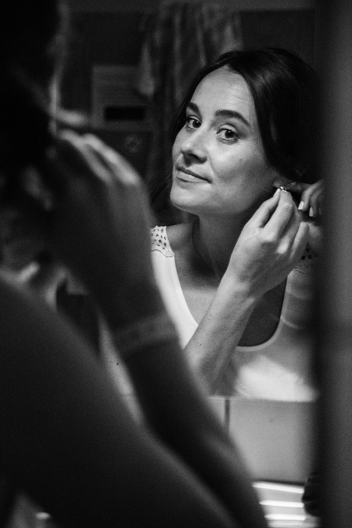 Braut beim Ankleiden oder Schminken w&auml;hrend der Getting Ready Phase am Hochzeitstag, emotionale Hochzeitsreportage in K&ouml;ln.